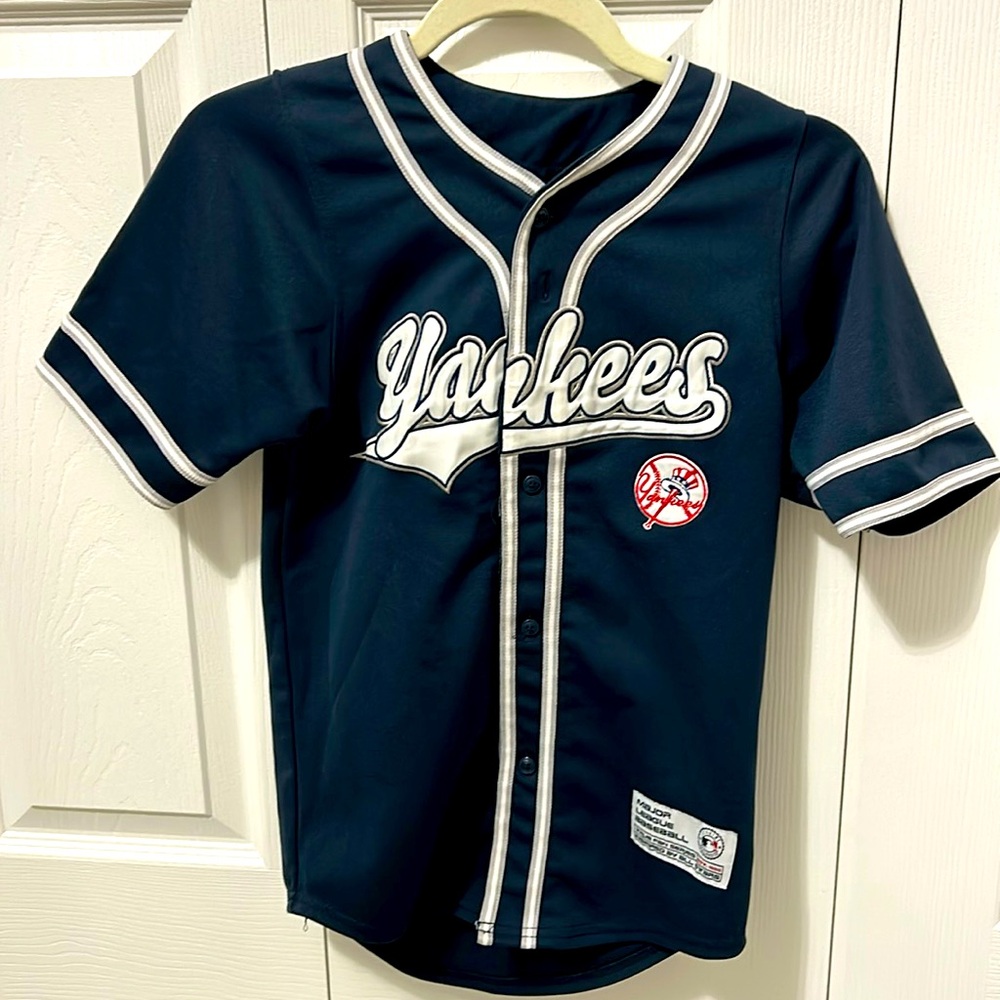 Kids Yankees jersey. Amazing condition. Embroidered logo and lettering. Sz small